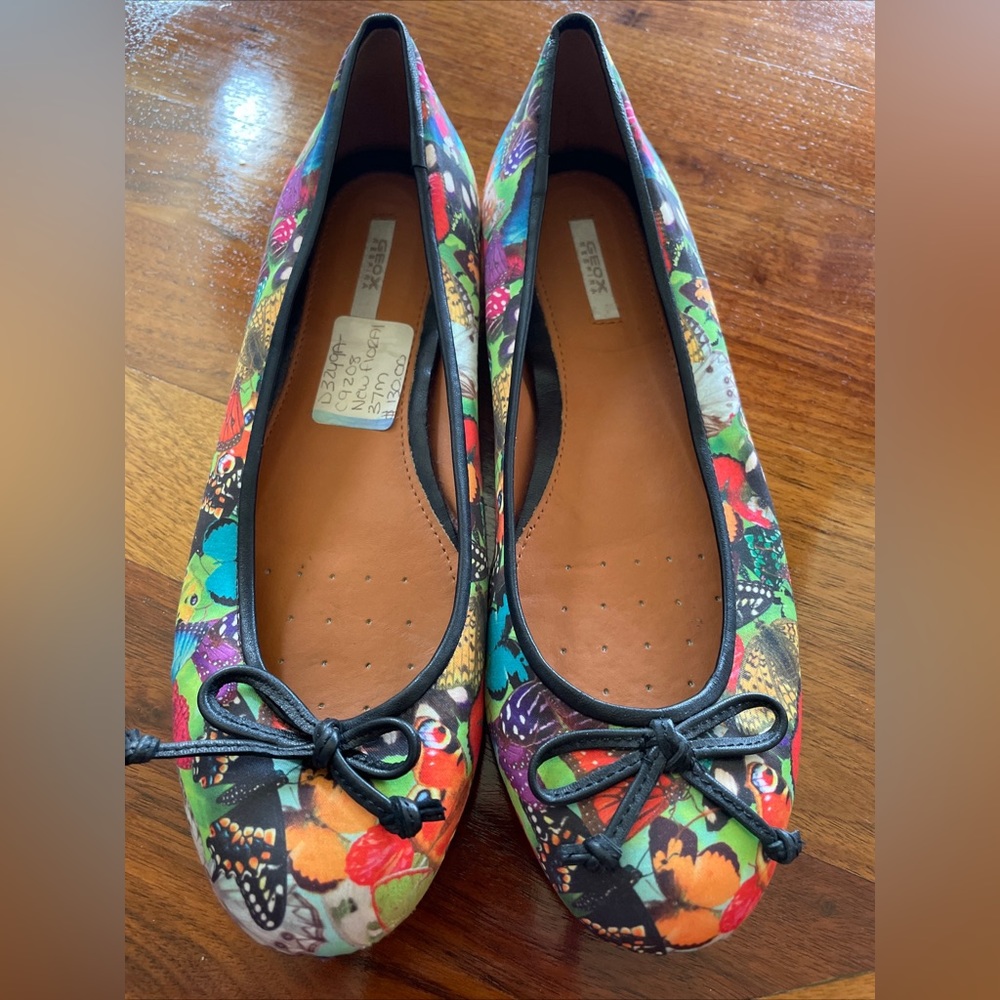 Geox women’s ballet flats size 37 (6.5-7) patent leather floral butterfly design